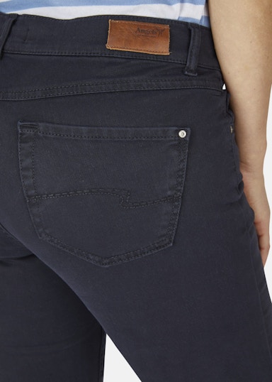 Jeans Dolly mit unifarbenen Design