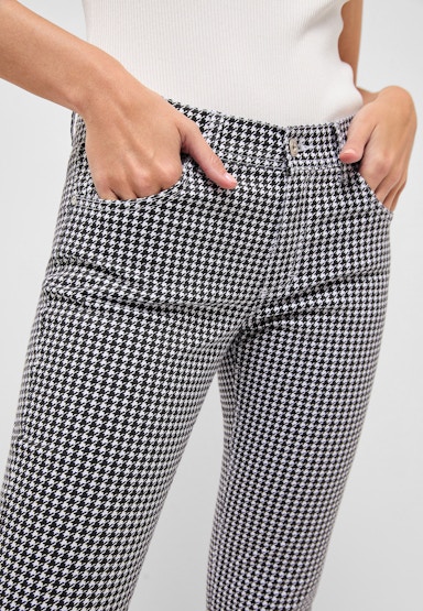 Ornella with houndstooth pattern