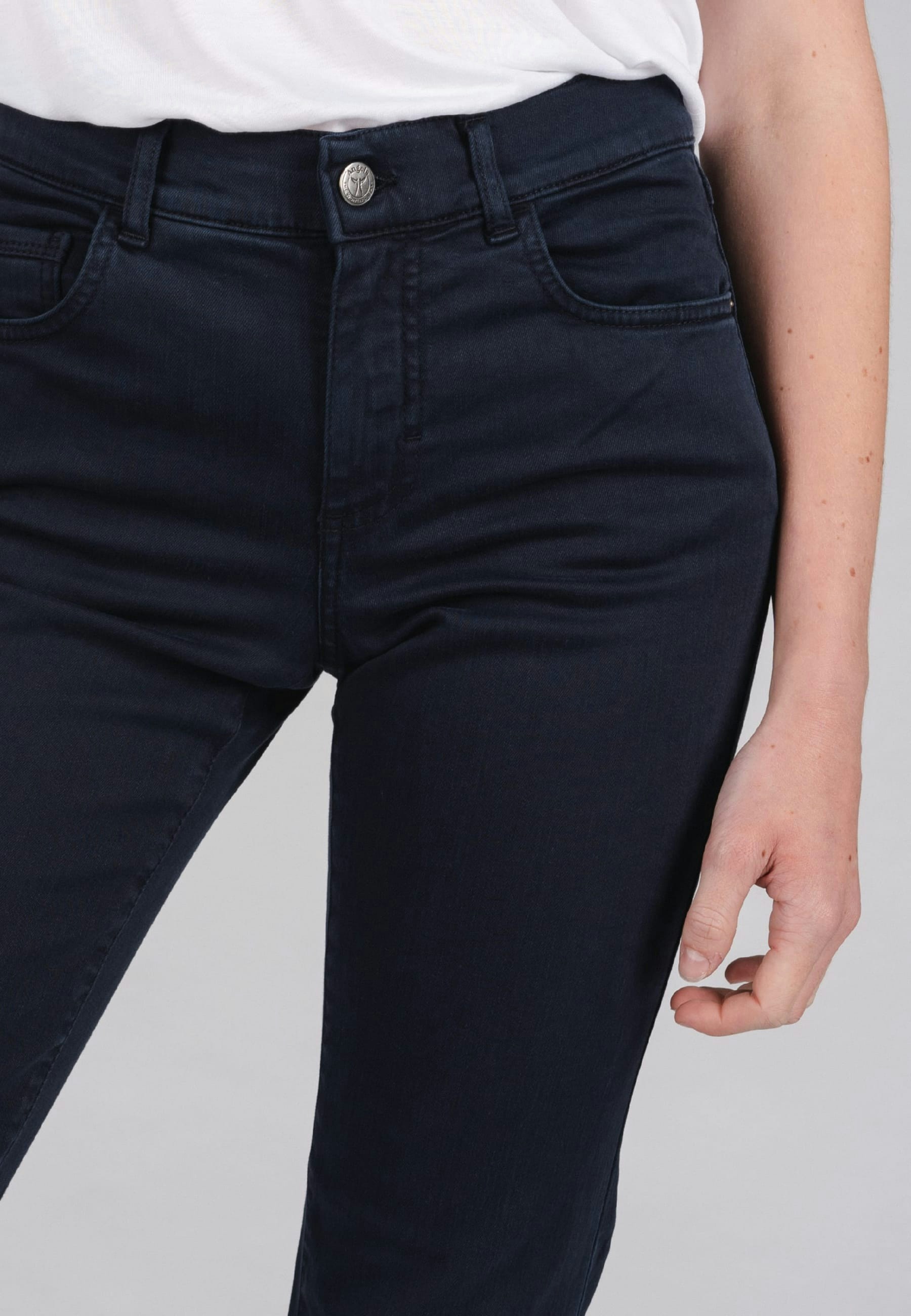 Jeans Dolly with solid design