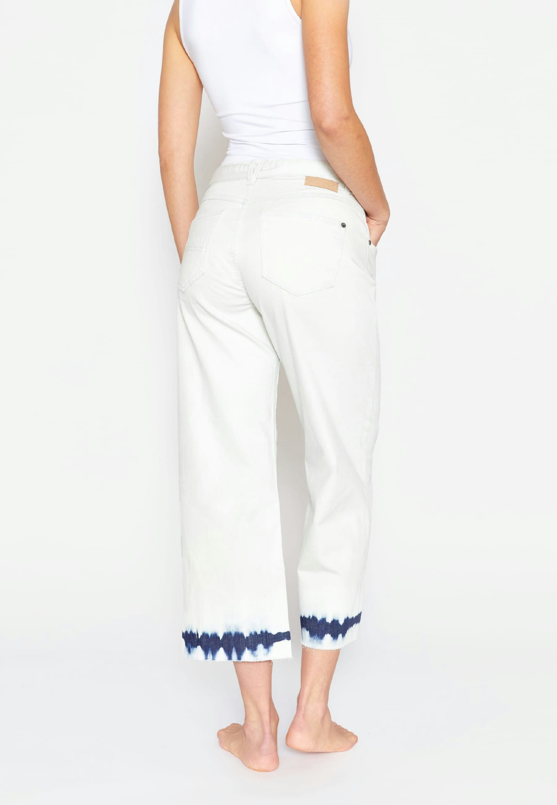 Cropped culotte jeans with batik print