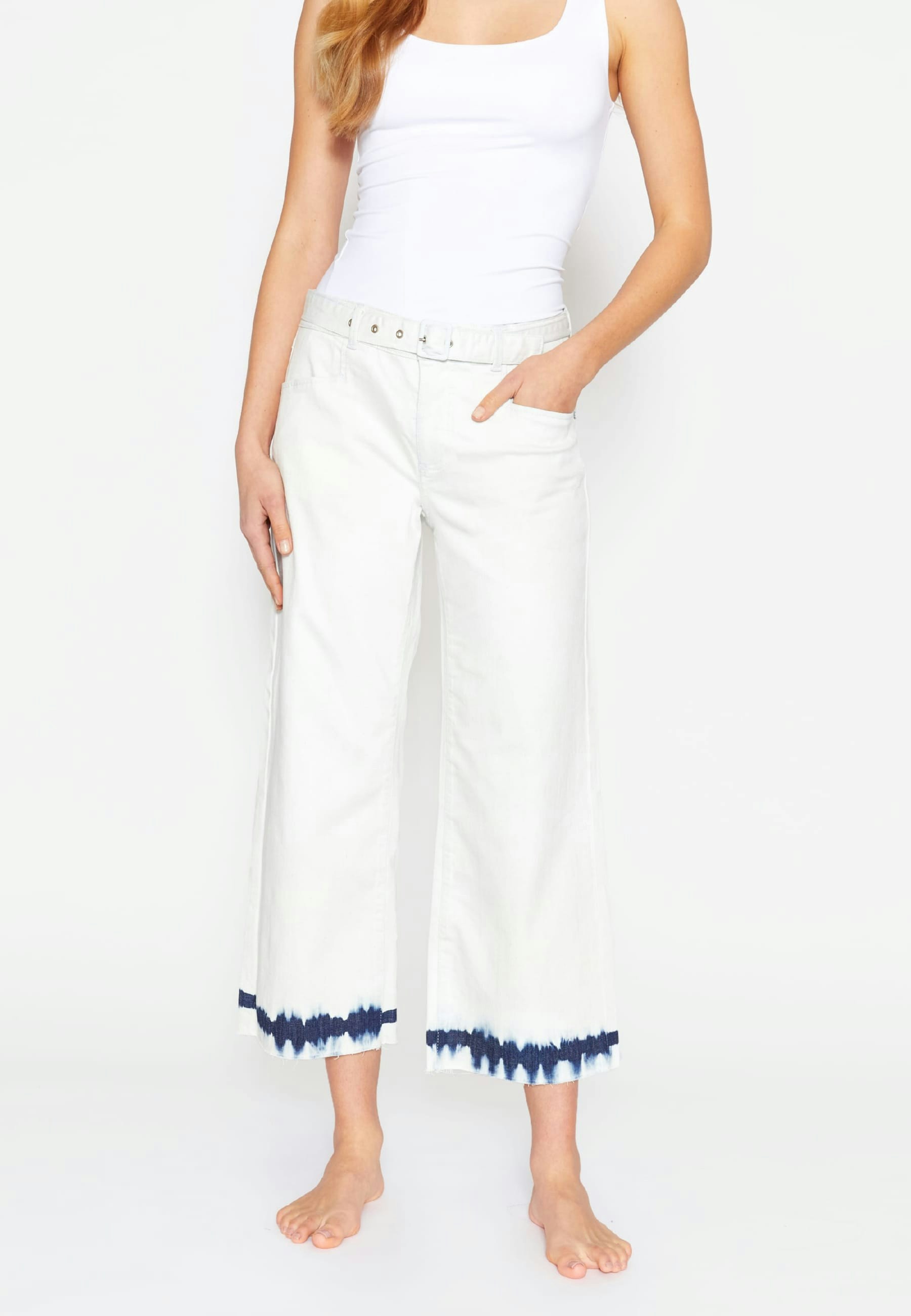 Cropped culotte jeans with batik print