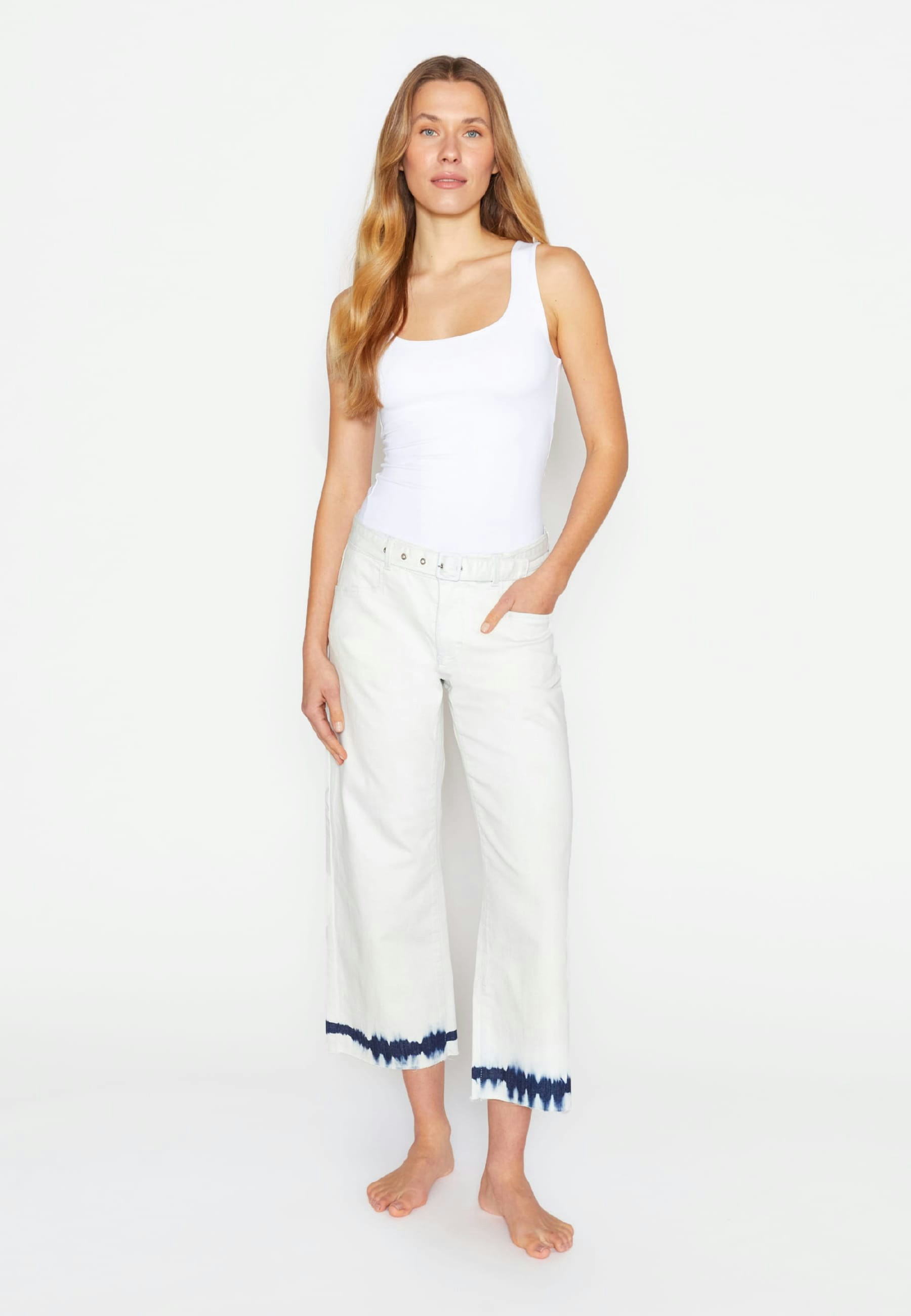 Cropped culotte jeans with batik print