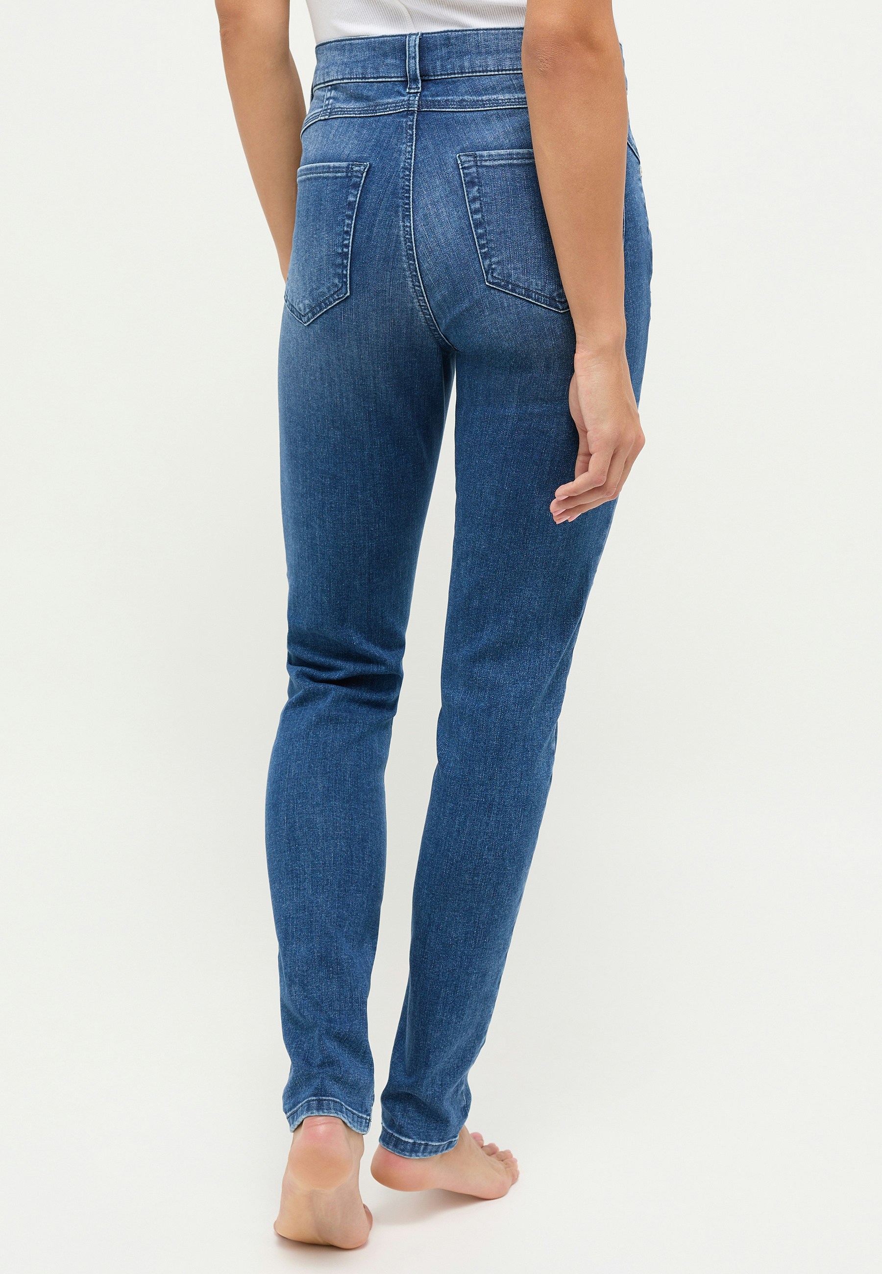 Skinny jeans with distressed wash detail
