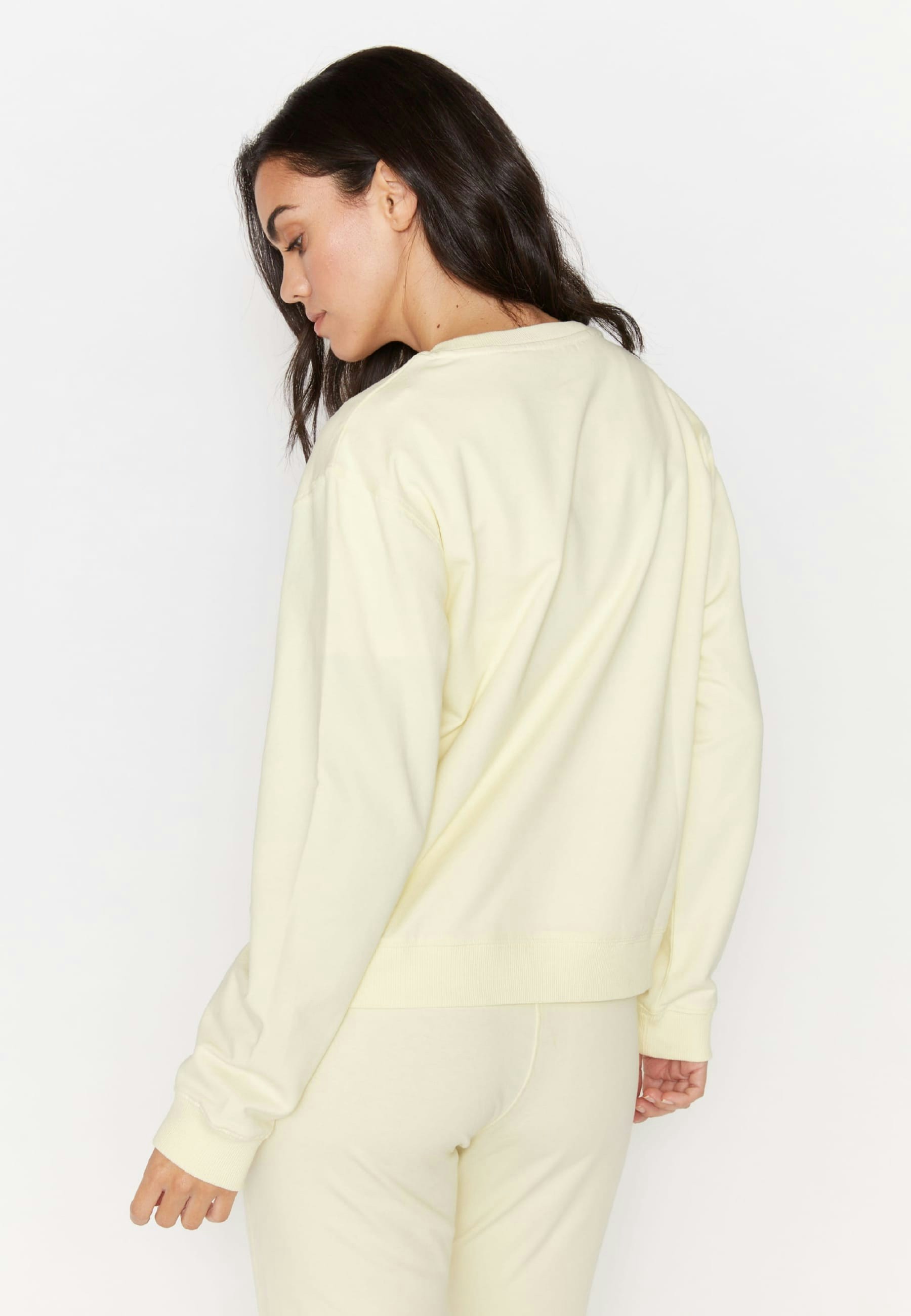 Sweater in solid pastel color