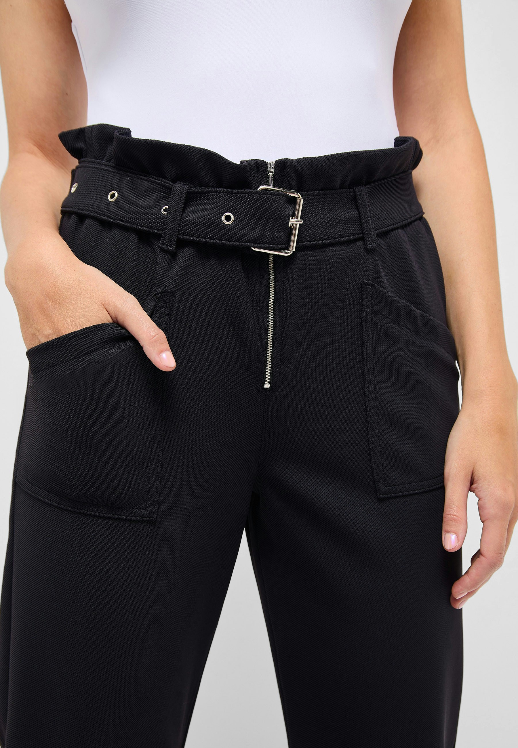 Dehnbare Hose Sporty Detail Carrot