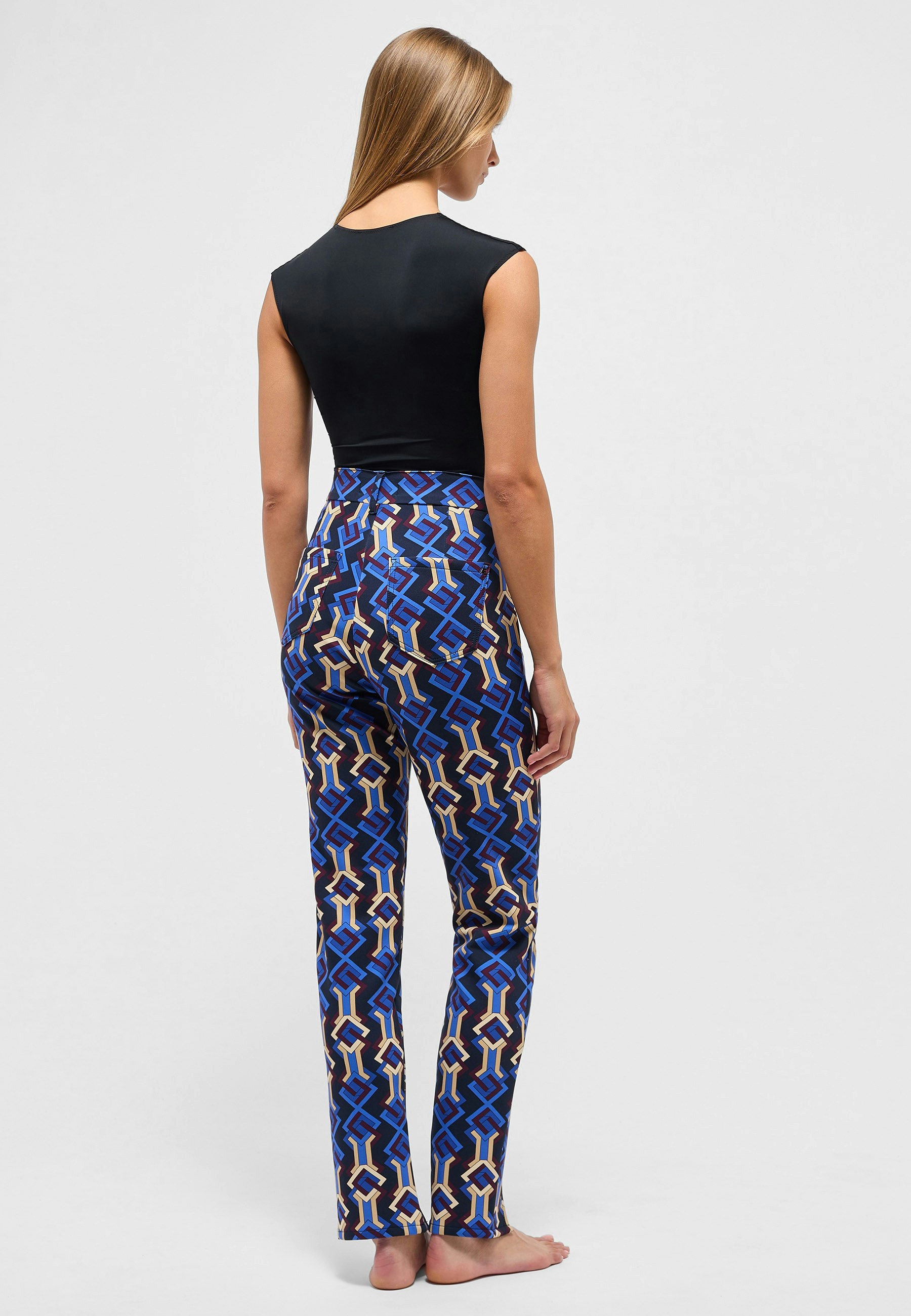 Slit slim trousers with graphic print