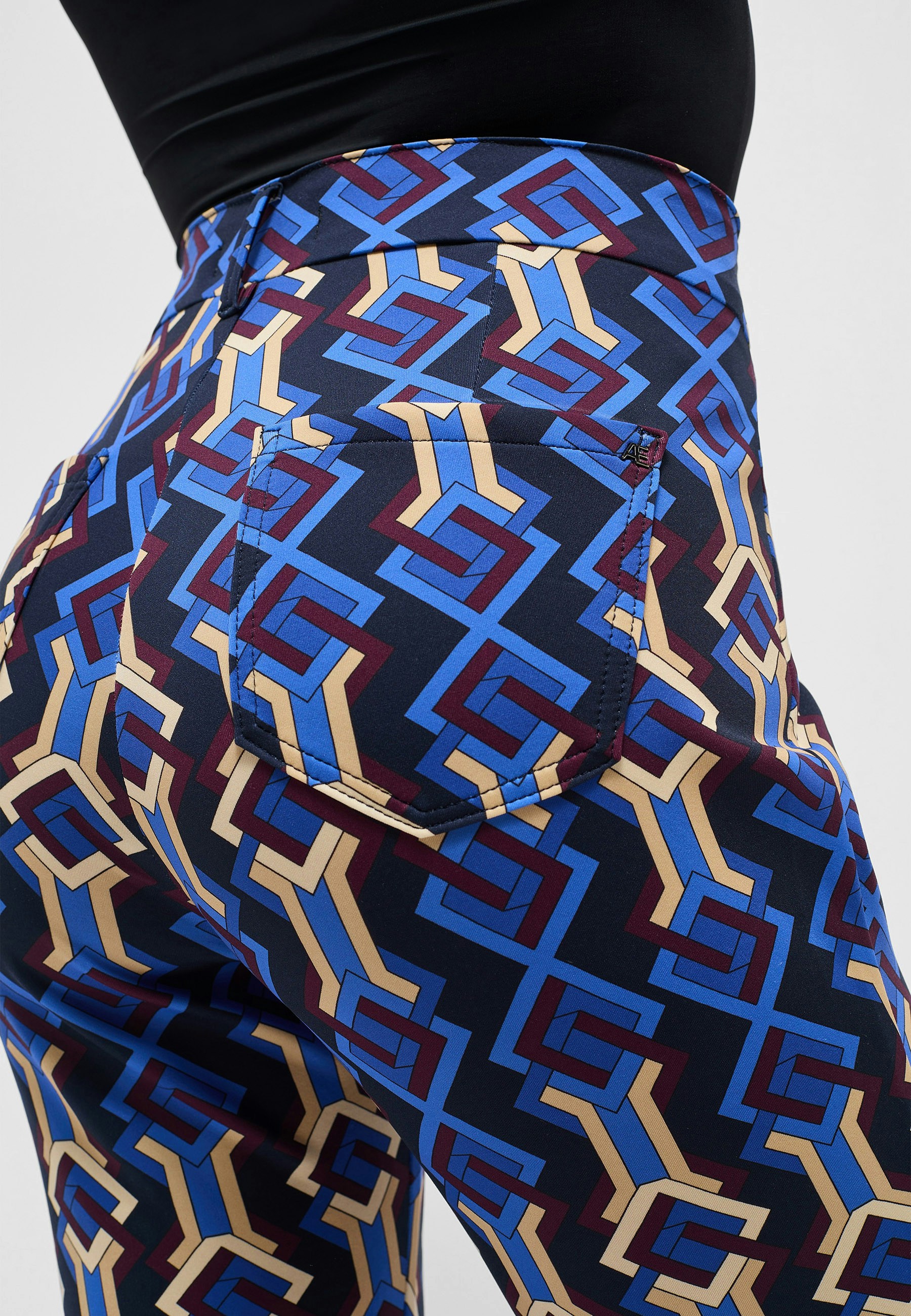 Slit slim trousers with graphic print