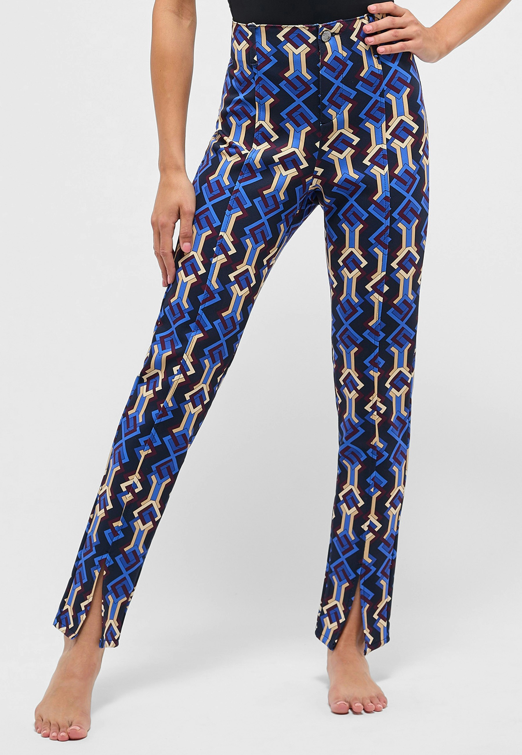 Slit slim trousers with graphic print