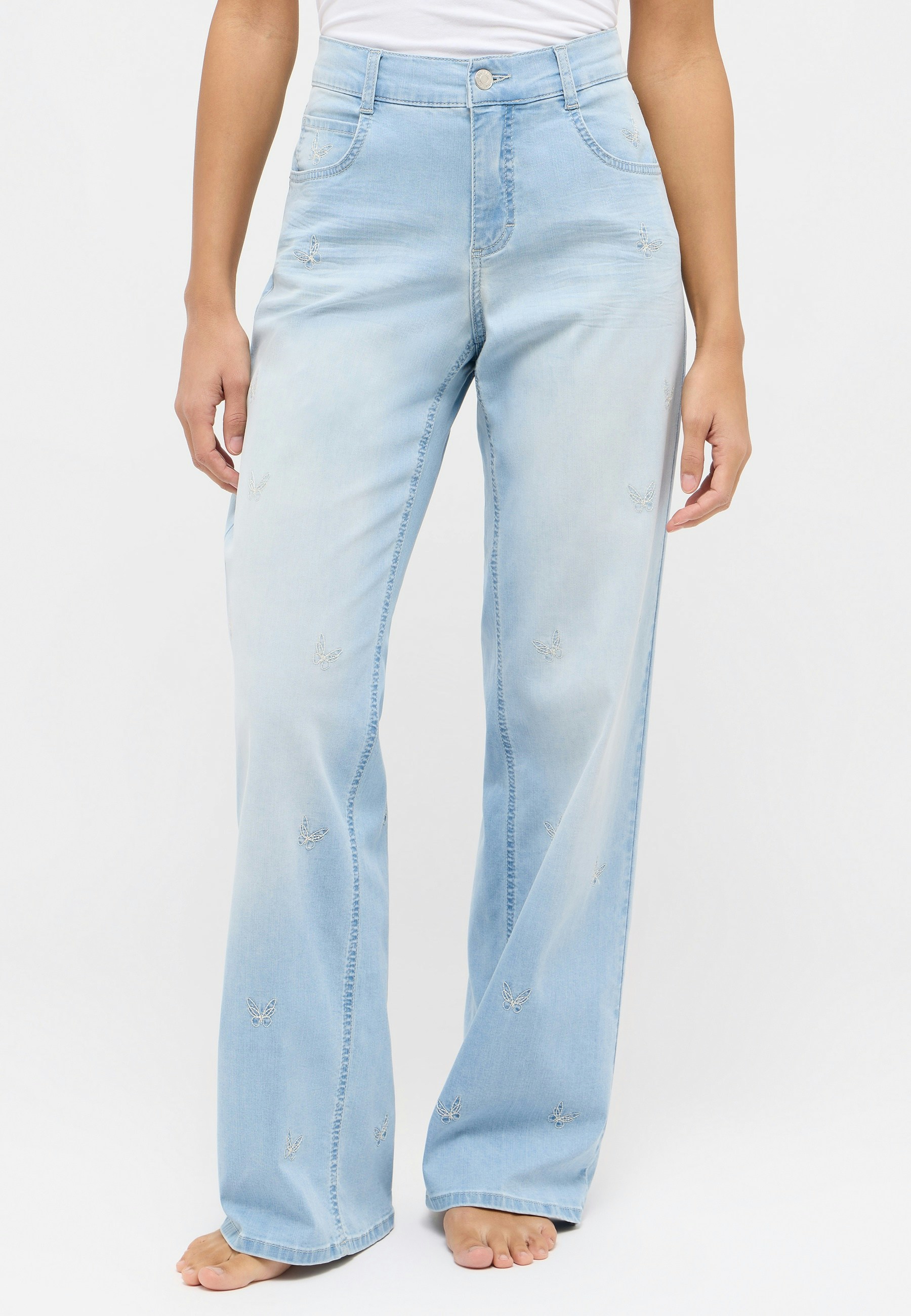 Jeans Liz mit gestickten Schmetterlingen