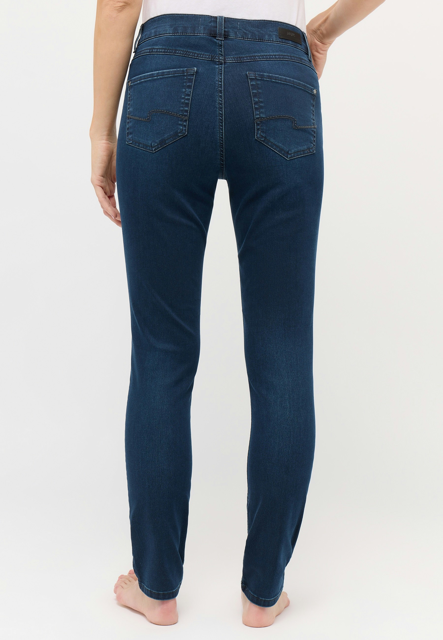 Skinny jeans with clean super stretch denim