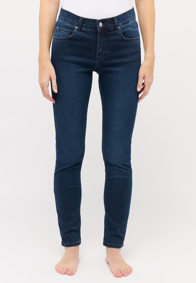 Skinny jeans with clean super stretch denim
