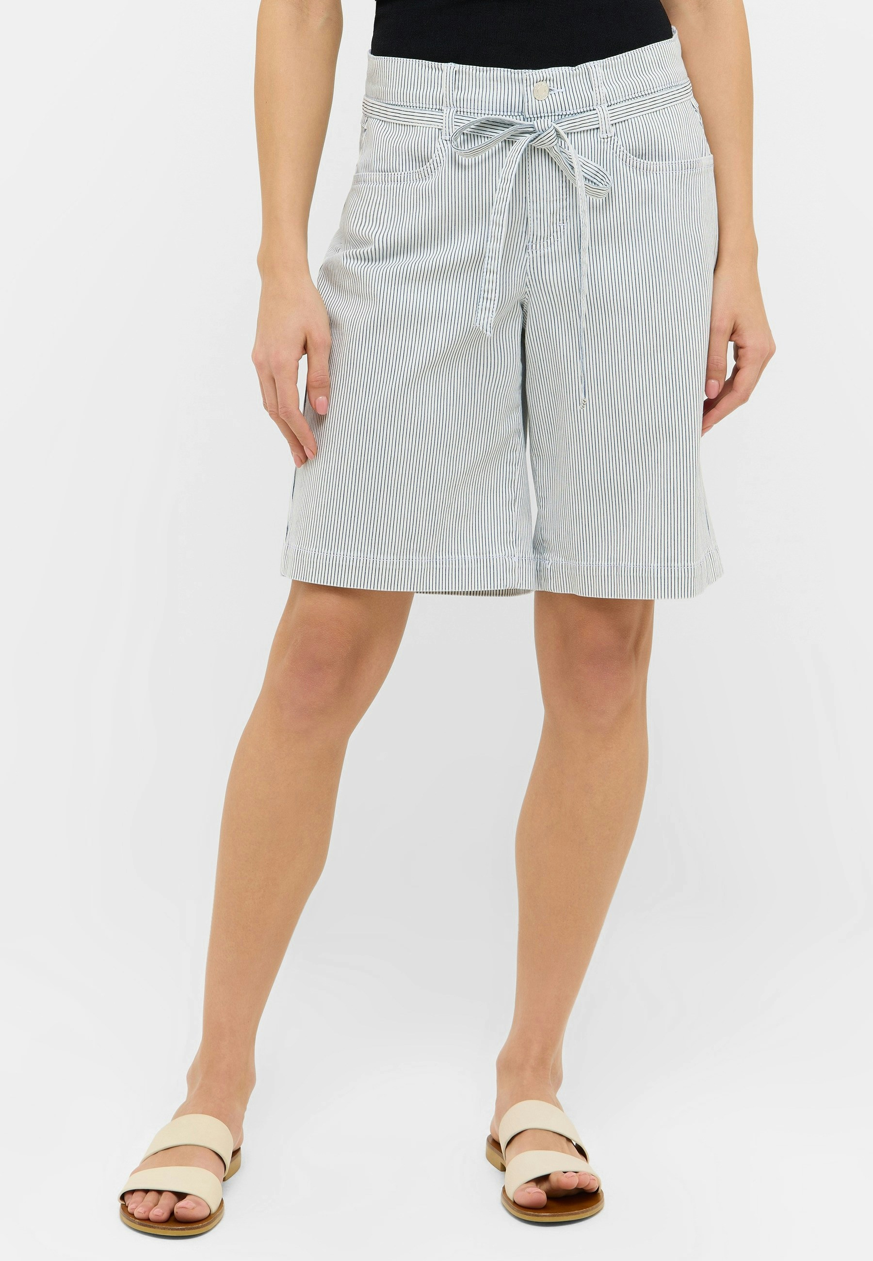 Jeansshorts mit Gürtel