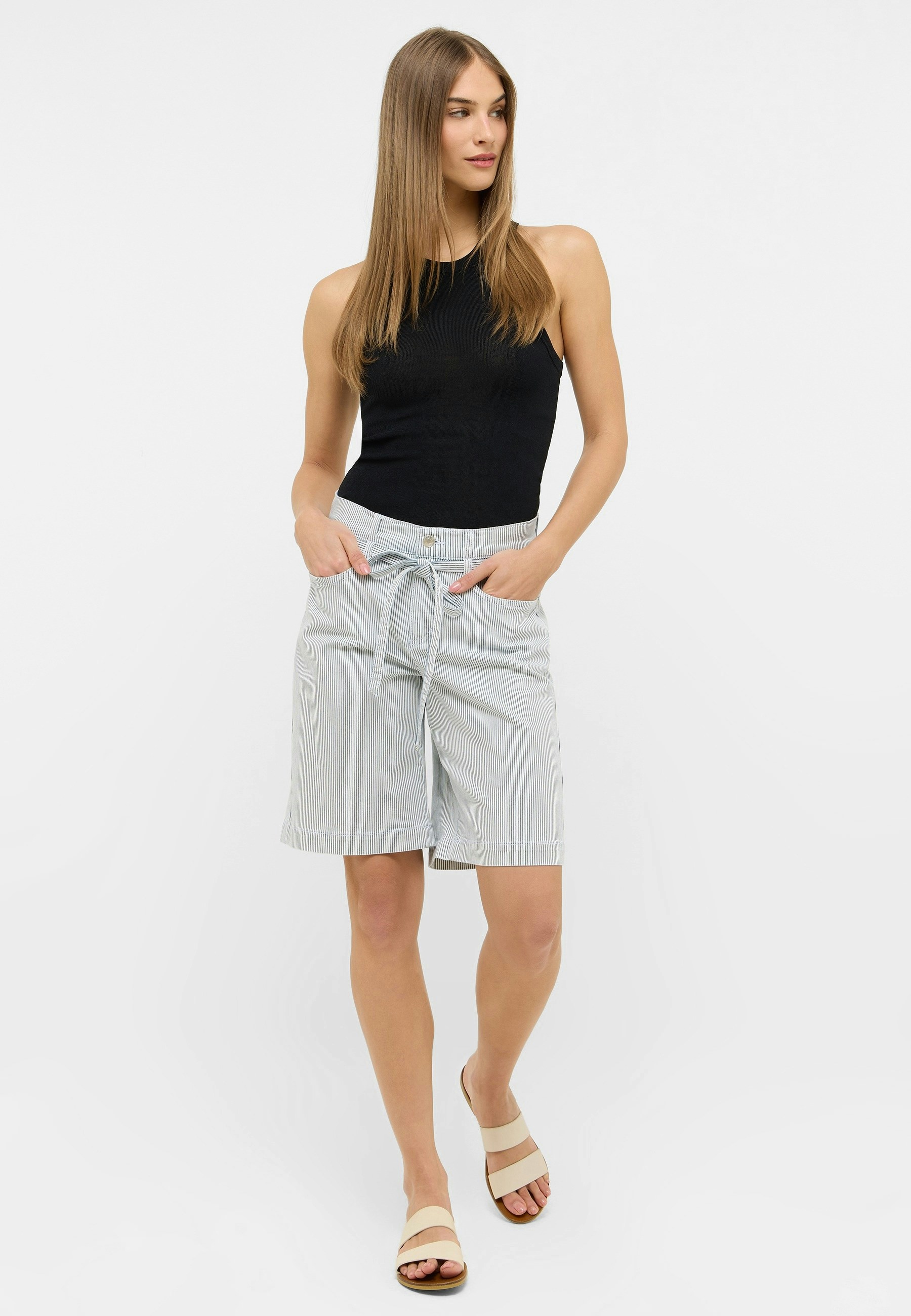 Jeansshorts mit Gürtel