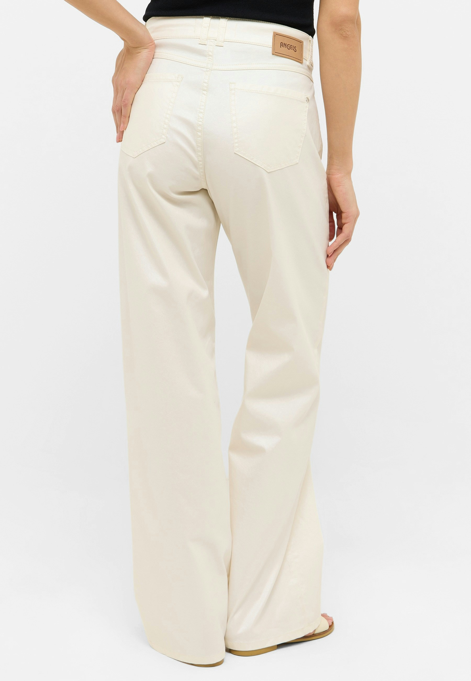 Hose Liz in Coating-Optik