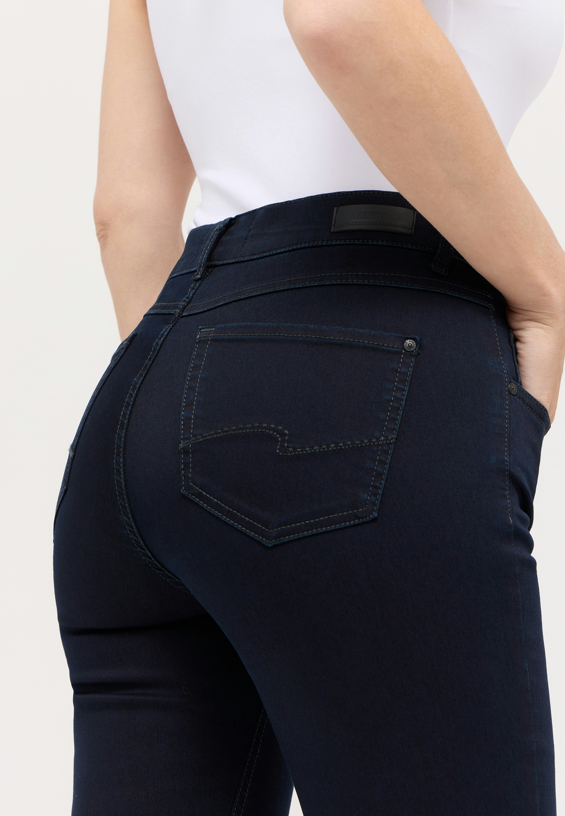 Skinny jeans with clean super stretch denim