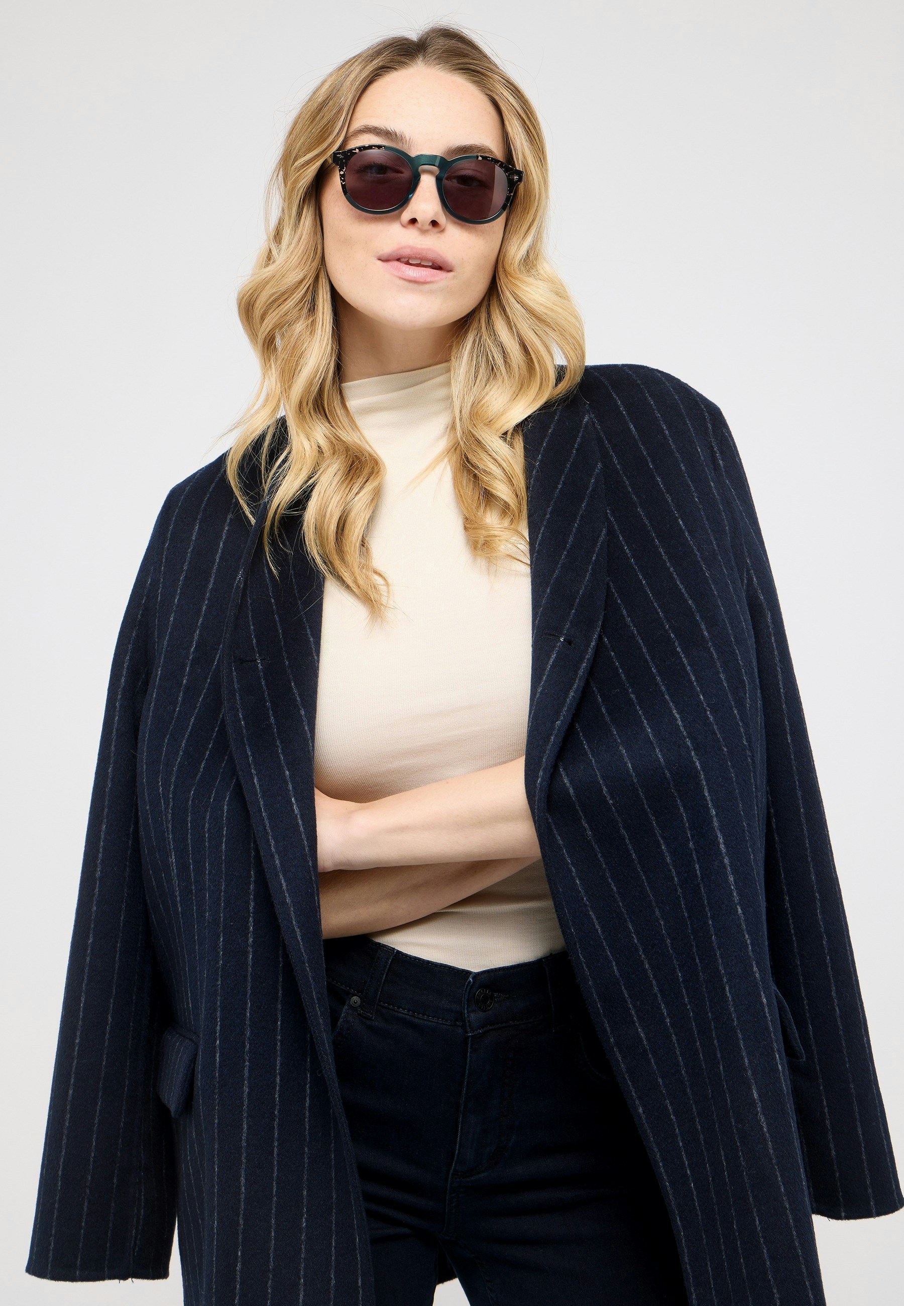 Round sunglasses with pattern