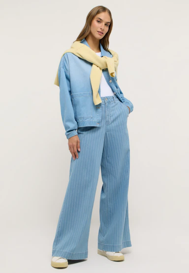 Liva Chic mit Nadelstreifen