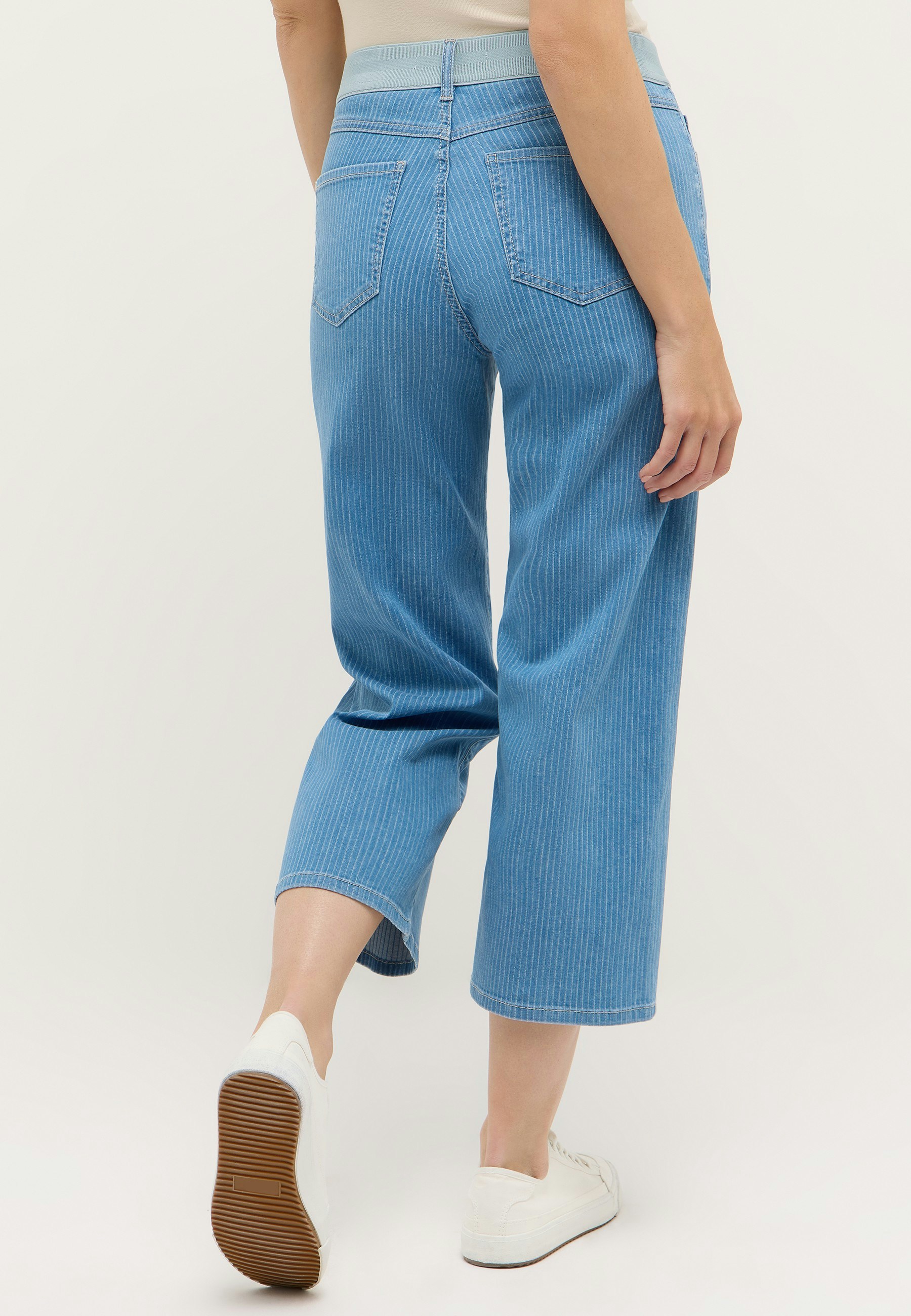 Linn Sporty with pinstripes