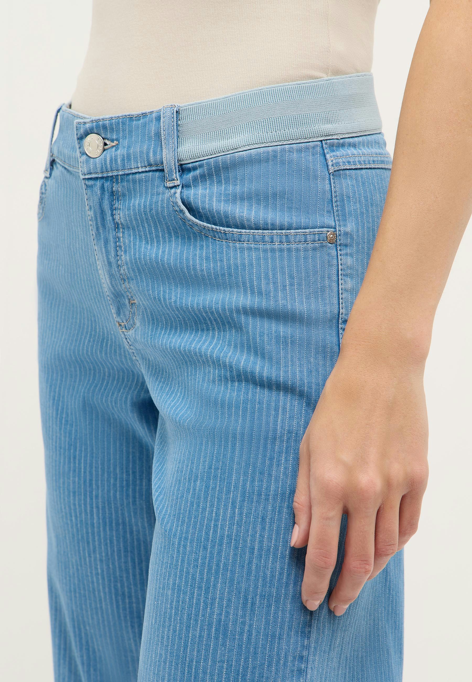 Linn Sporty with pinstripes