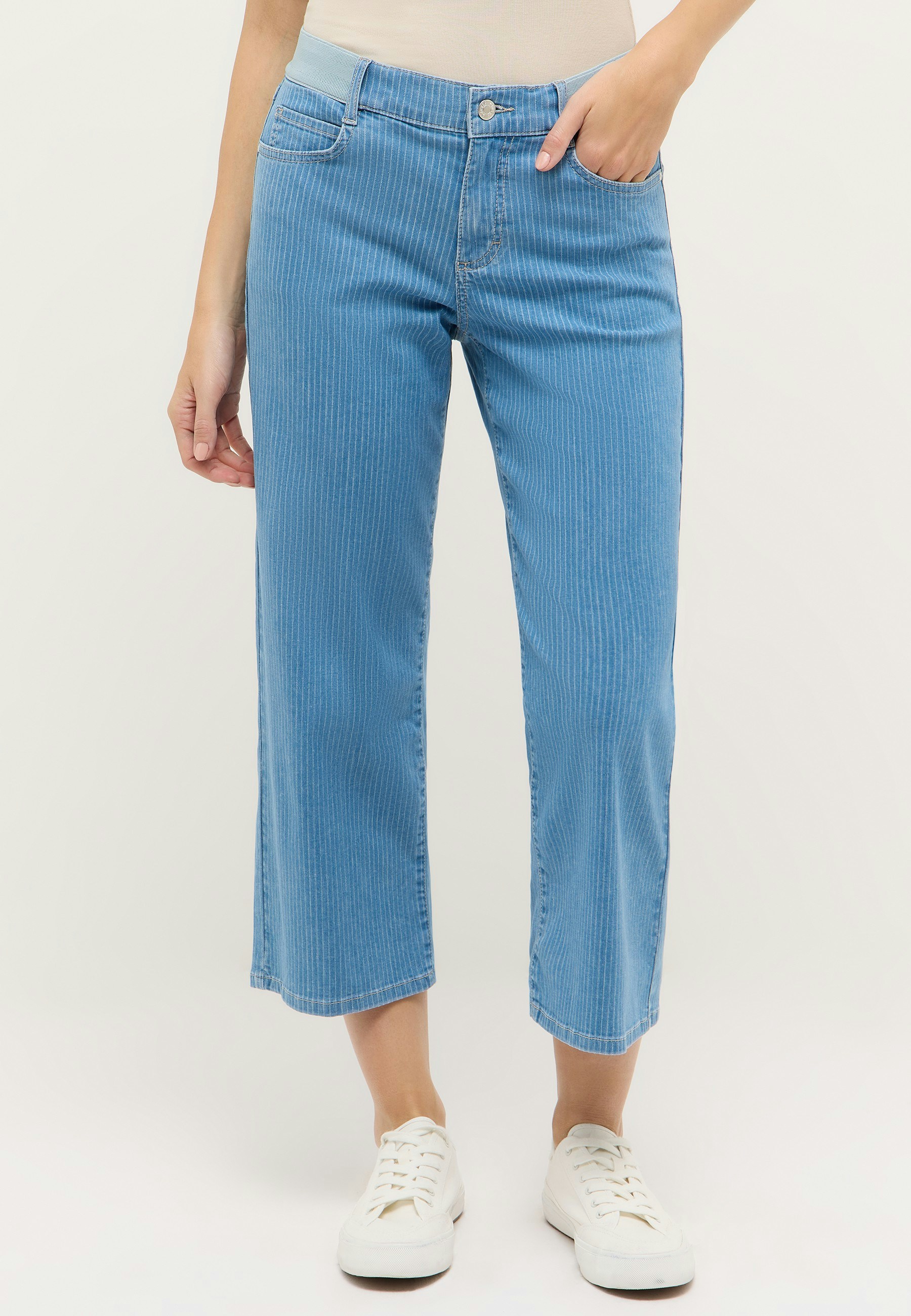 Linn Sporty with pinstripes