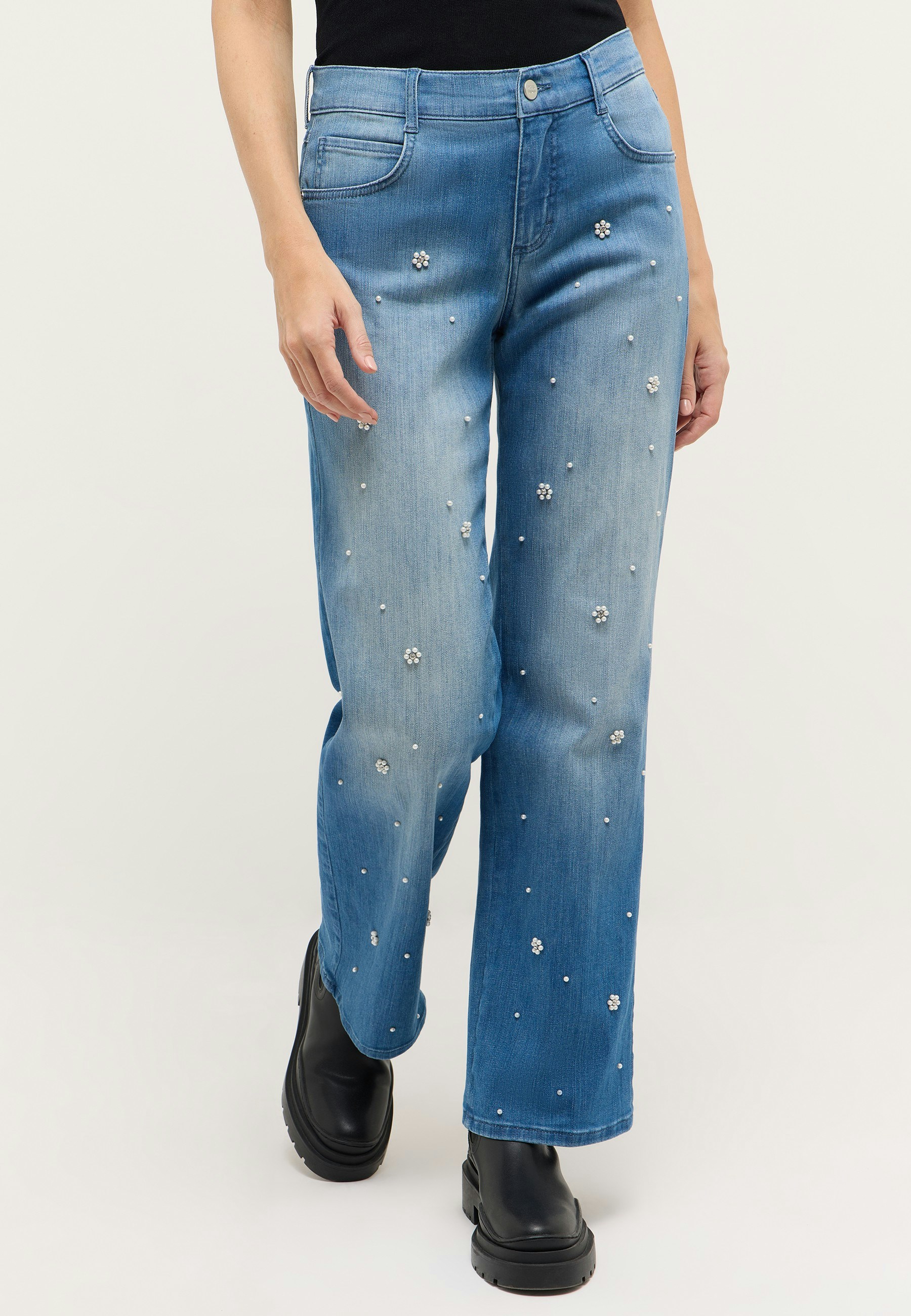 Liz Glam mit Perlen-Blüten