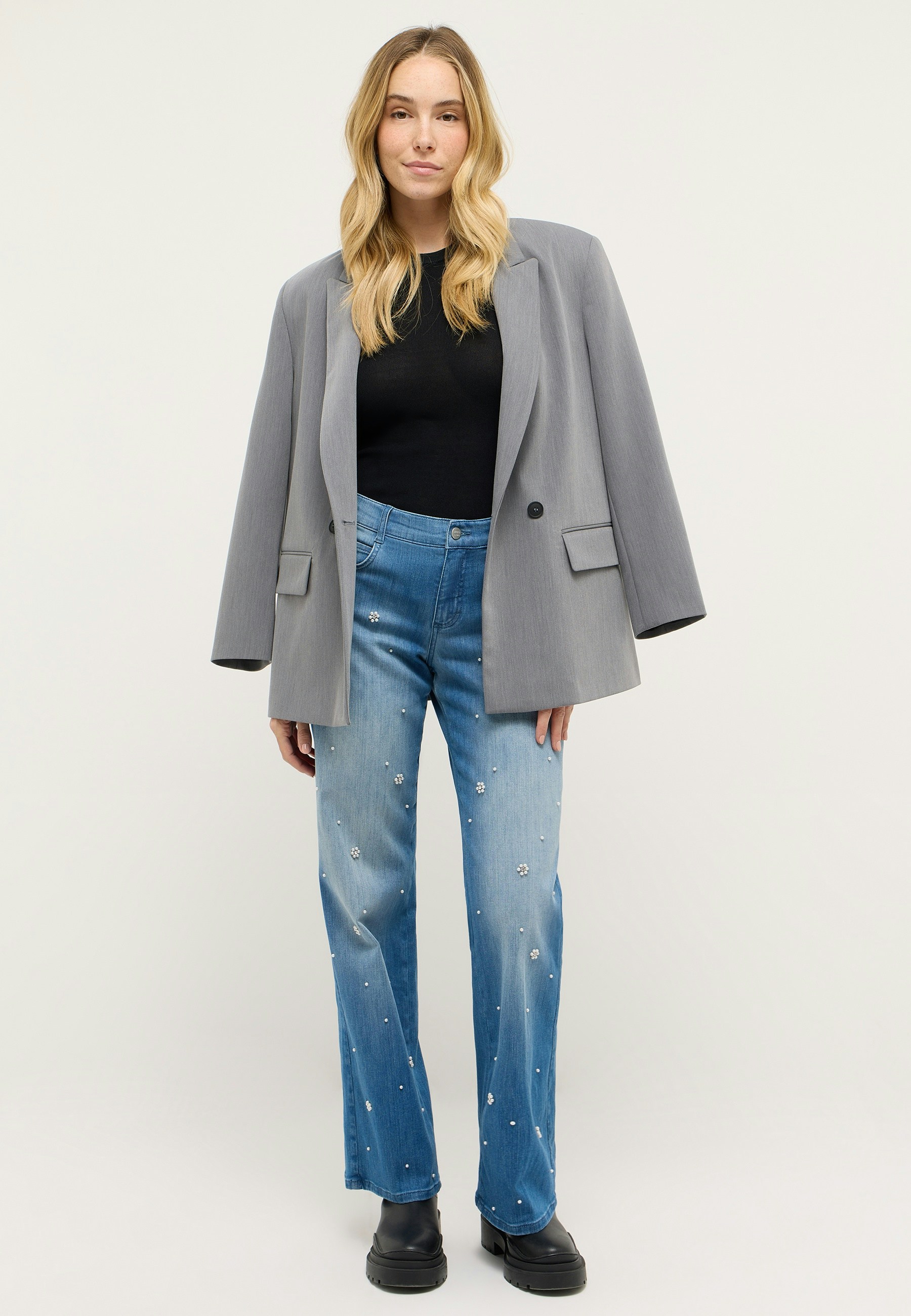 Liz Glam mit Perlen-Blüten