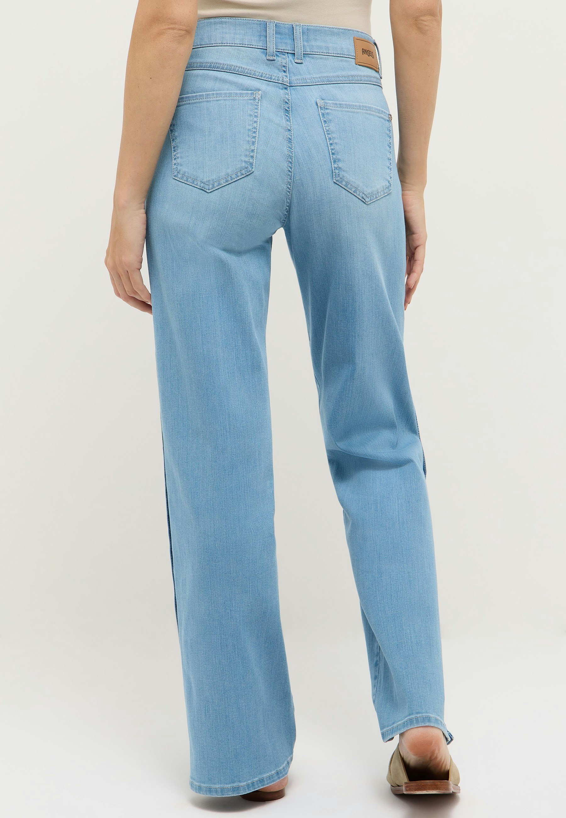 Liz Edgy mit Druckknopfleiste