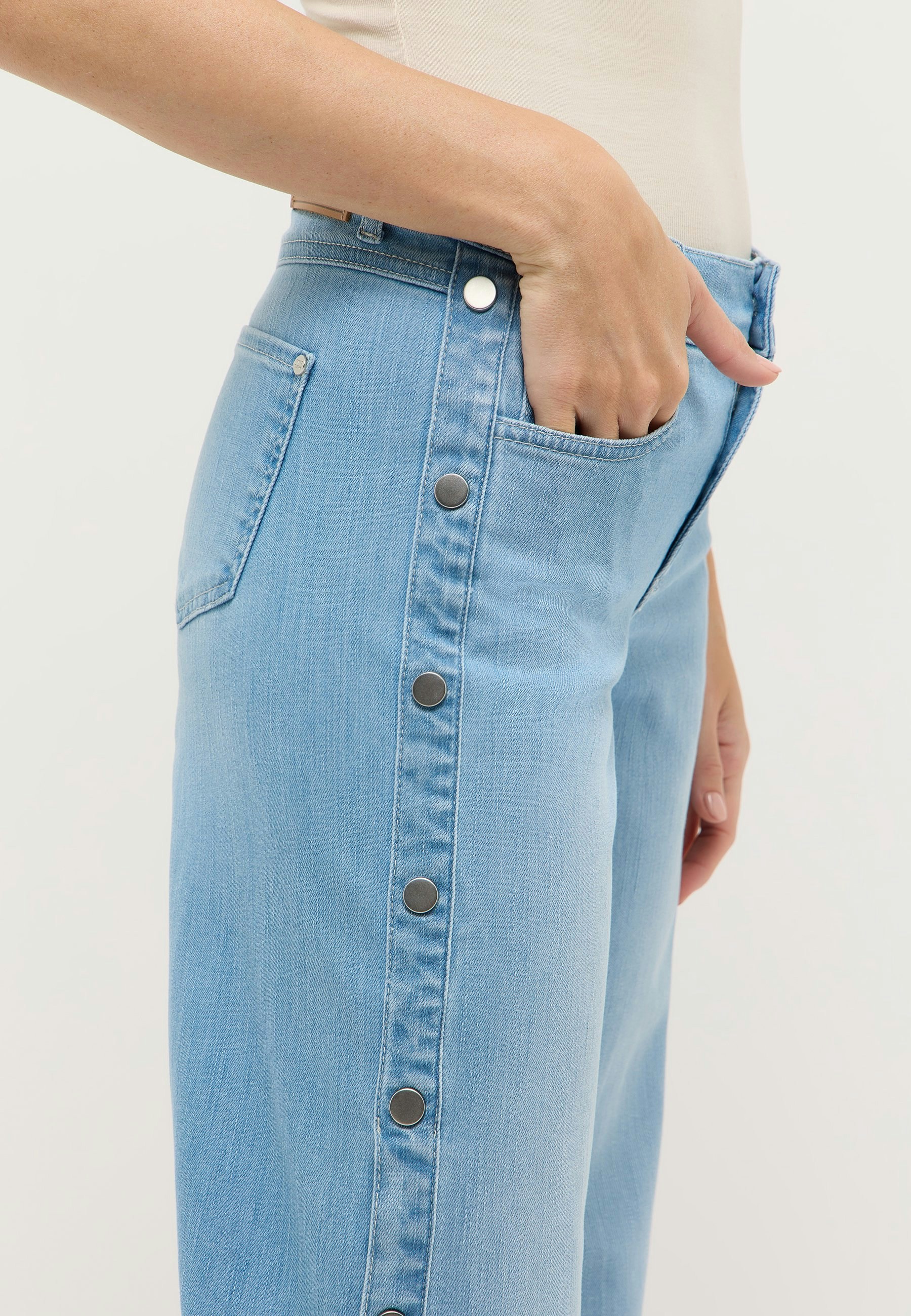 Liz Edgy mit Druckknopfleiste