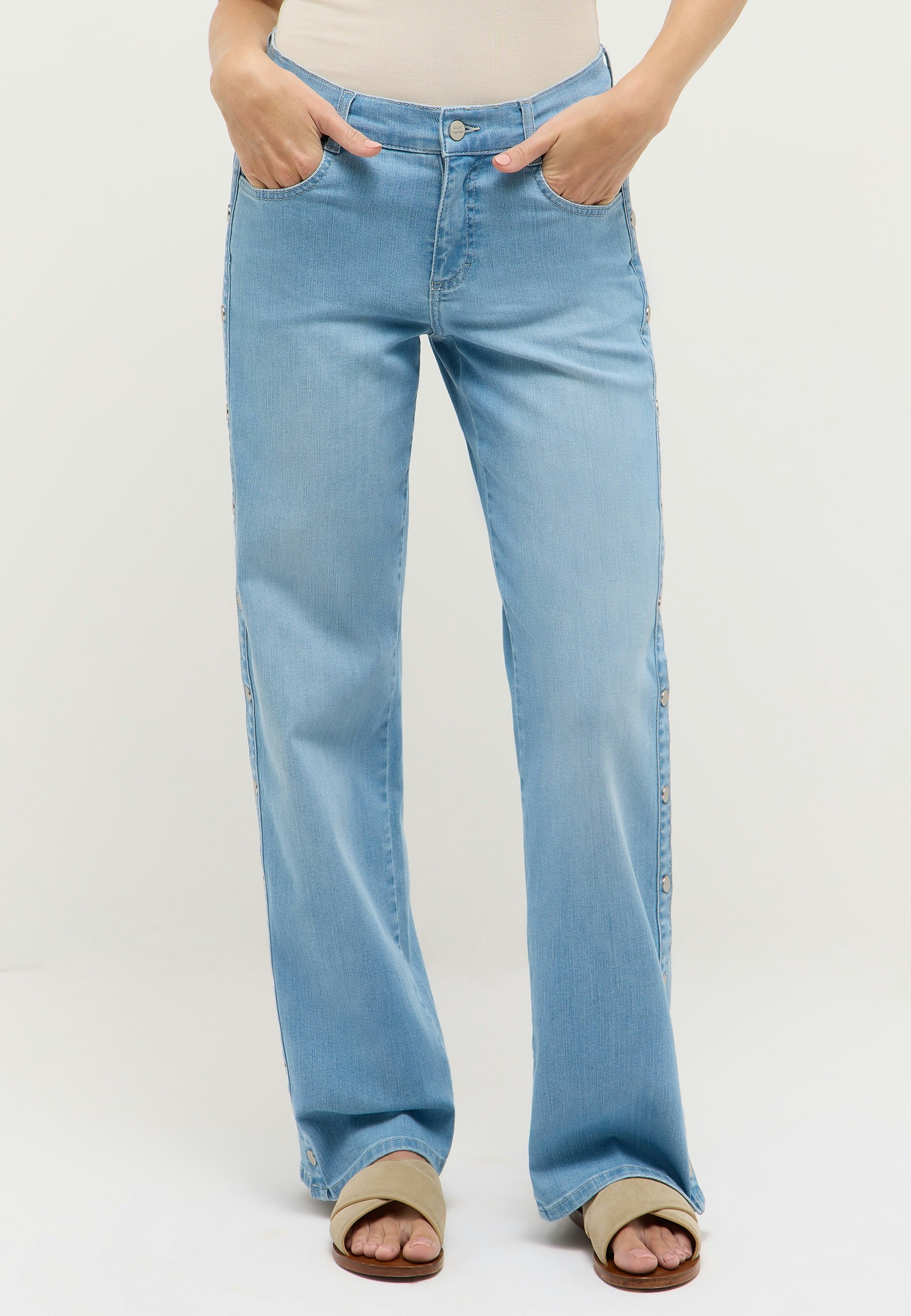 Liz Edgy mit Druckknopfleiste