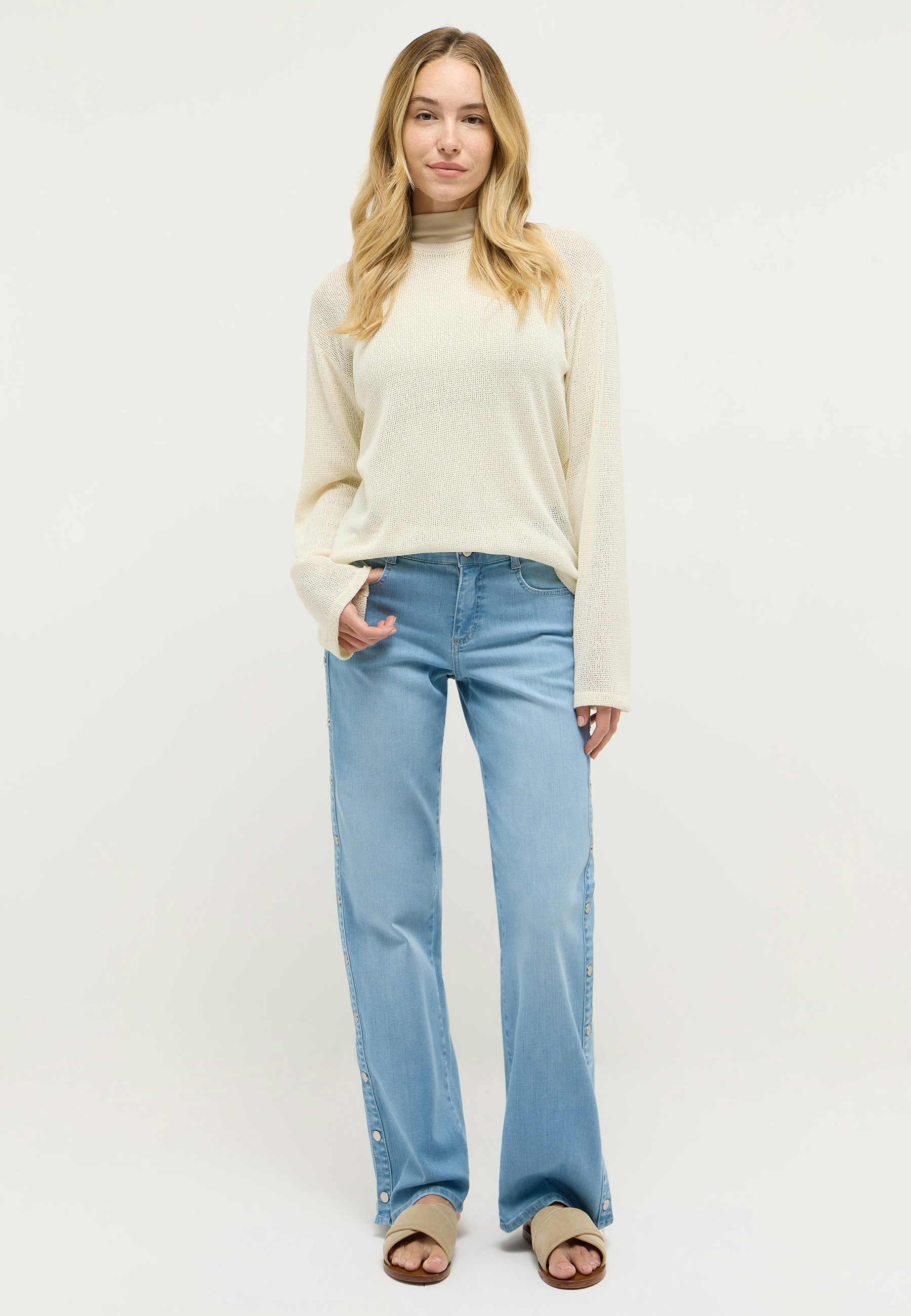 Liz Edgy mit Druckknopfleiste