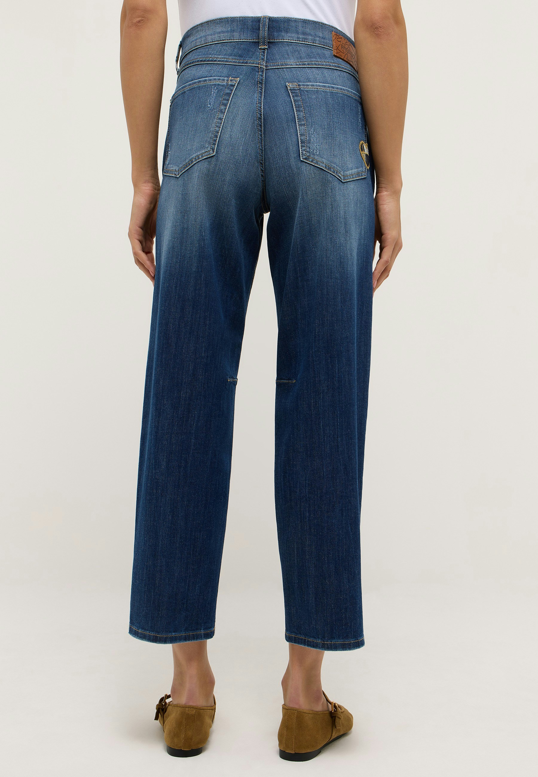 Evy Love mit Herz-Patches