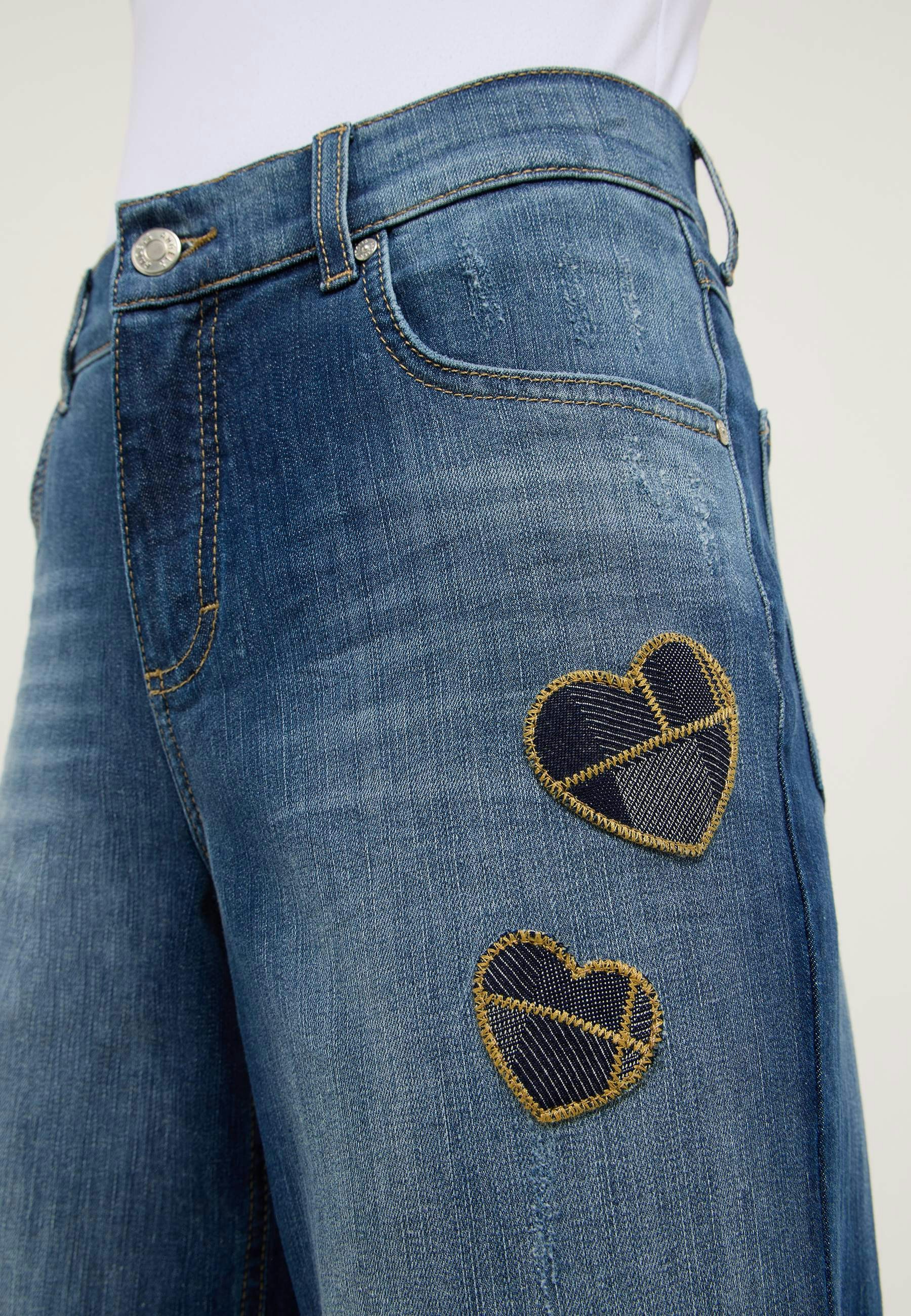 Evy Love mit Herz-Patches