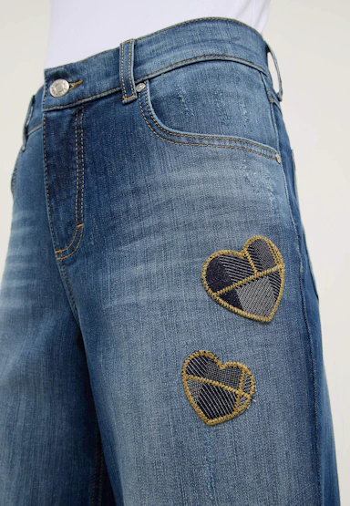 Evy Love mit Herz-Patches